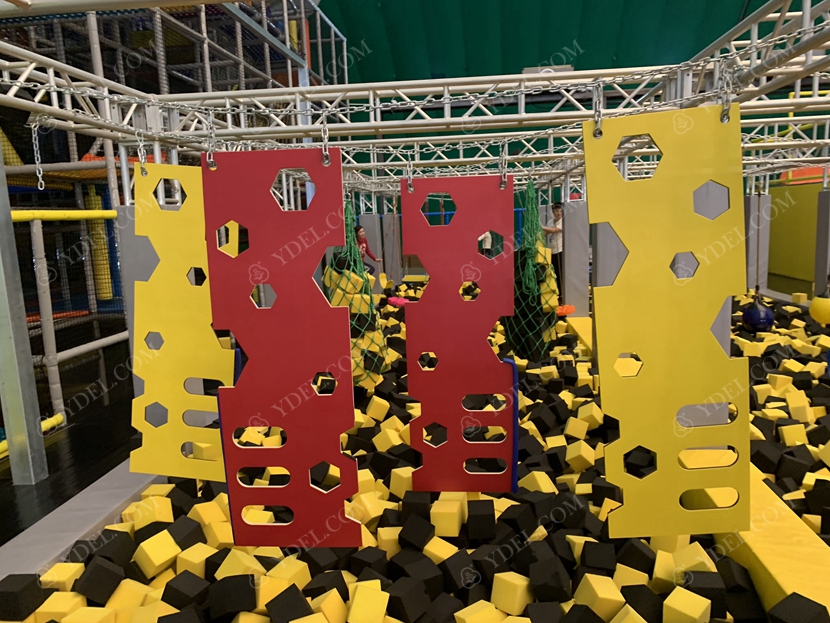 大（dà）型蹦床公園案例障礙區域展示