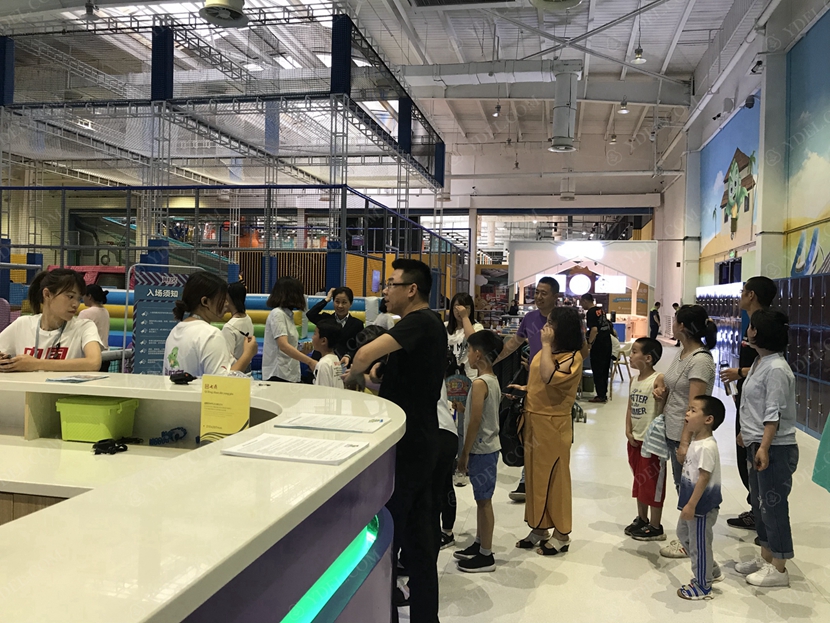 室內公園排隊遊玩（wán）場景