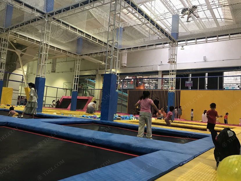 室（shì）內運動公園蹦床區展示